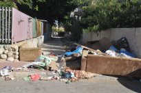 بالصور: أكوام القمامة تكتم أنفاس روضة النرجس في اللد والسكان يشتكون إهمال البلدية